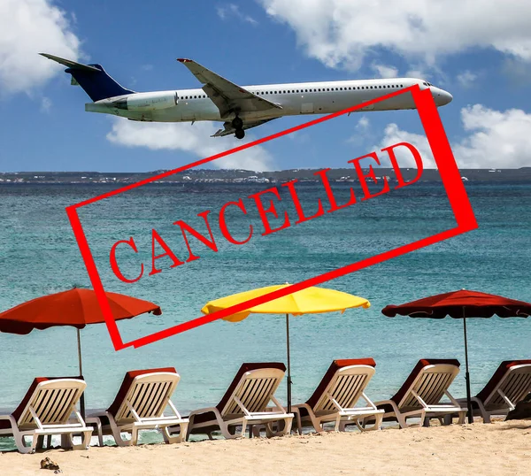 Imagen Ilustrativa Con Playa Umbrelas Avión Con Texto Cancelado —  Fotos de Stock