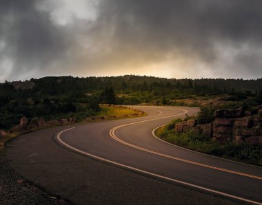 Acadia Ulusal Parkı 'ndaki Cadillac Dağı yolu kıvrımlı.