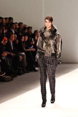 NEW YORK, NY - ŞUBAT 07, 2013: Richard Chai Love ve Richard Chai Men 's Fall 2013 koleksiyon Mercedes-Benz Moda Haftası' nda bir model podyumda yürüyor