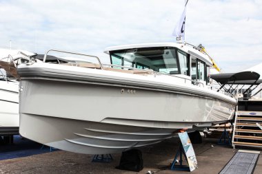 NORWALK, CT, ABD-SEPTEMBER 20, 2018: Axopar 28 kabin botu 2018 İlerici Norwalk Boat Show 'da gösterildi.