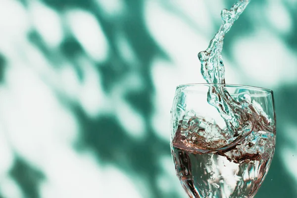 Vatten Stänk Med Glas Grön Bakgrund Med Skuggor — Stockfoto