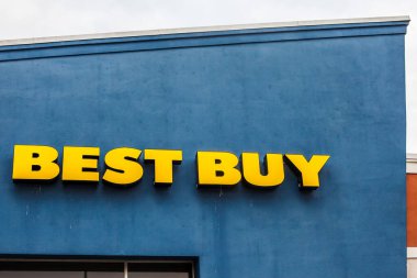 NORWALK, CT, ABD - 8 Mayıs 2020: Blue Wall 'daki Best Buy mağazasının önünü imzalayın