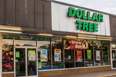 NORWALK, CT, ABD - 8 Mayıs 2020: Corona virüsü salgını sırasında Dollar Tree mağazasına imza atın