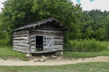 CADES COVE-AĞUSTOS 9: 18. Yüzyıl öncü ahırı 9 Ağustos 2016 'da ABD' nin Tennessee eyaletinin Cades Cove kentindeki Büyük Smoky Dağları Ulusal Parkı 'nın Cades Cove bölgesinde..