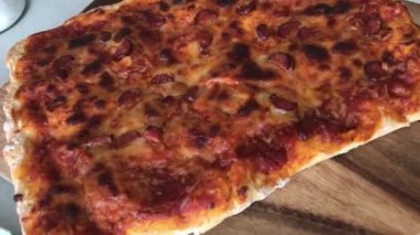 Pizza masanın üstünde hareketli.