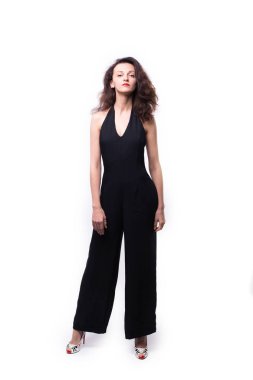 Beyaz arka plan ayakta tarihinde ince kadın