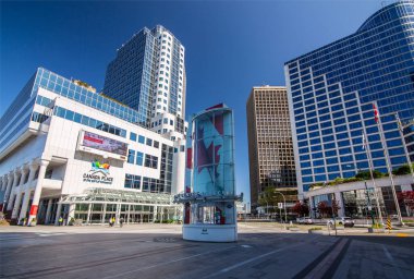Vancouver, BC, Kanada, 8 Mayıs 2020, Kanada şehir merkezinin en işlek caddelerinden biri olan COVID19 ve Fairmout Waterfront Oteli nedeniyle Vancouver 'ın boş popüler turizm merkezi.