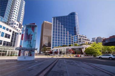 Vancouver, BC, Kanada, 8 Mayıs 2020, Vancouver 'ın popüler turizm merkezi, COVID19 nedeniyle karantina altında, şehrin en işlek caddelerinden biri ve Fairmout Waterfront Oteli.