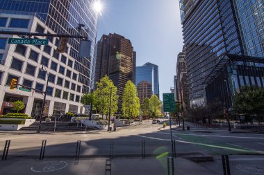 Vancouver, BC, Kanada, 8 Mayıs 2020, Vancouver 'ın boş popüler turizm merkezi, COVID19 nedeniyle karantina altında, şehir merkezinin en yoğun caddelerinden biri.