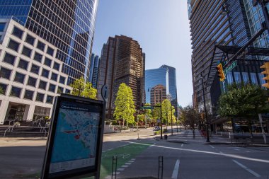 Vancouver, BC, Kanada, 8 Mayıs 2020, Vancouver 'ın boş popüler turizm merkezi, COVID19 nedeniyle karantina altında, şehir merkezinin en yoğun caddelerinden biri.