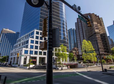 Vancouver, BC, Kanada, 8 Mayıs 2020, Vancouver 'ın boş popüler turizm merkezi, COVID19 nedeniyle karantina altında, şehir merkezinin en yoğun caddelerinden biri.