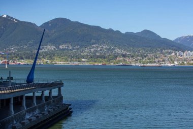 Vancouver, BC, Kanada, 8 Mayıs 2020, COVID19 nedeniyle karantina altındaki boş popüler turizm merkezi, Waterfront 'tan North Vancouver' a manzara, turist kalabalığının olmadığı boş bir liman trafiği ve su taşıma anıtı
