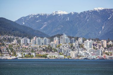 Vancouver, BC, Kanada, 8 Mayıs 2020, COVID19 nedeniyle karantina altındaki boş popüler turizm limanı, Waterfront 'tan North Vancouver' a manzara, boş liman trafiği