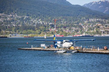 Vancouver, BC, Kanada, 8 Mayıs 2020, Vancouver, COVID19 nedeniyle karantina altındaki boş popüler turizm limanı, bir iskelede su uçağı 
