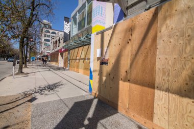 Vancouver, BC, Kanada, 8 Mayıs 2020, COVID19 'un kapatılmasına bağlı olarak boş sokaklar, bordalanan ve barikat kuran dükkanlar, boş alışveriş caddeleri, kapalı şehir merkezli işletmeler,