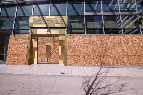 Vancouver, BC, Kanada, 8 Mayıs 2020, COVID19 'un kapatılmasından kaynaklanan bir sosyal uzaklık, Versace mağazası, boş alışveriş caddeleri, kapalı şehir merkezindeki işletmeler.