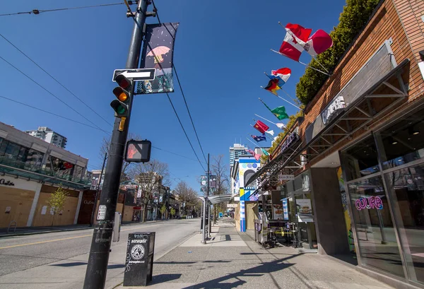 バンクーバー カナダ 2020年4月8日バンクーバーの空のメインショッピングストリート 空のロブソン Covid19ロックダウン 搭乗し バリケードされたお店 空のショッピングストリート 閉鎖されたダウンタウンのビジネスのための社会的距離 — ストック写真