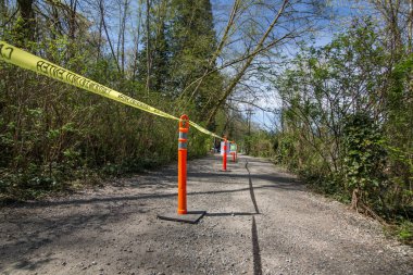 Vancouver, BC, Kanada, 8 Mayıs 2020 boş orman yürüyüş yolu COVID19 'un kapatılmasından dolayı iki metre uzaklık tabelası, ormandaki bölünmeler.