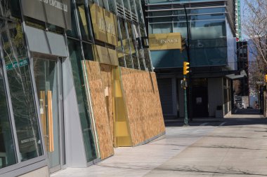 Vancouver, BC, Kanada, 8 Mayıs 2020, Vancouver 'ın boş sokakları, COVID19 yüzünden kapalı ve barikatlı Versace mağazası, boş alışveriş caddeleri, boş şehir merkezi.