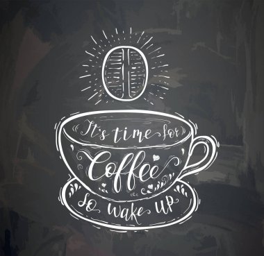 Tebeşir tahtası üzerinde bir fincan kahve teklifle.