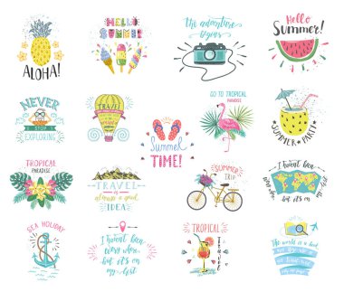 Yaz rengi el yazı Etiketler ve stickerlar kümesi. Tropikal Amblemler meyve ile. Seyahat kartpostal tırnak.