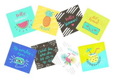 Yaz rengi el yazı Etiketler ve stickerlar kümesi. Tropikal Amblemler meyve ile. Seyahat kartpostal tırnak.