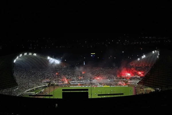 Torcida aficionados al fútbol fuegos artificiales — Foto de Stock