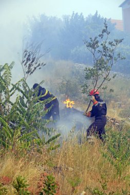 İtfaiyeciler orman yangını ile mücadele