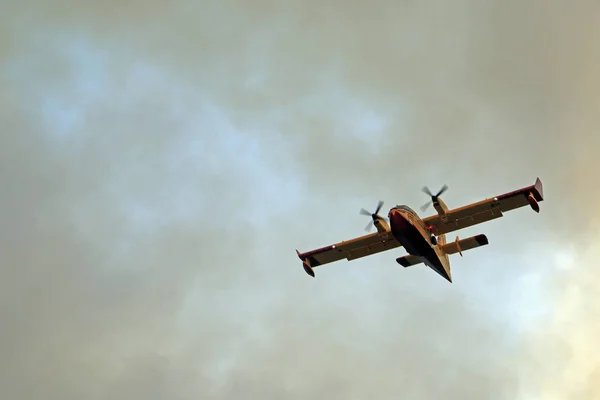 Canadair gaseando el fuego —  Fotos de Stock