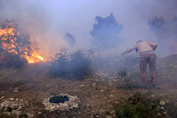 Людина бореться з на лісова пожежа — стокове фото