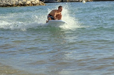 Yaz eğlenceli elektrik bodyboard üzerinde