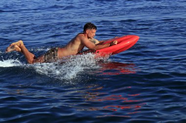 Yaz eğlenceli elektrik bodyboard üzerinde