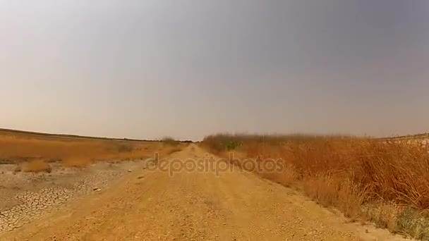 Stoffige weg rijden — Stockvideo