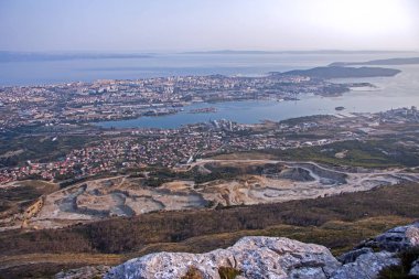 Bir görünümünü Kastela Bay çimento fabrikası