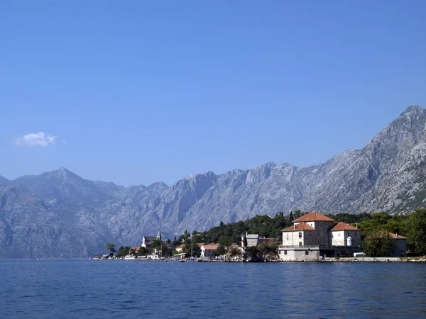 Pohled z lodi zálivu Kotor, známý jednoduše jako Boka — Stock fotografie