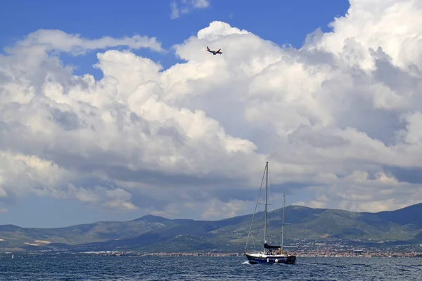 Kastela 크로아티아 2016 트래픽은 Kastela 바다에 비행기는 하늘에 — 스톡 사진