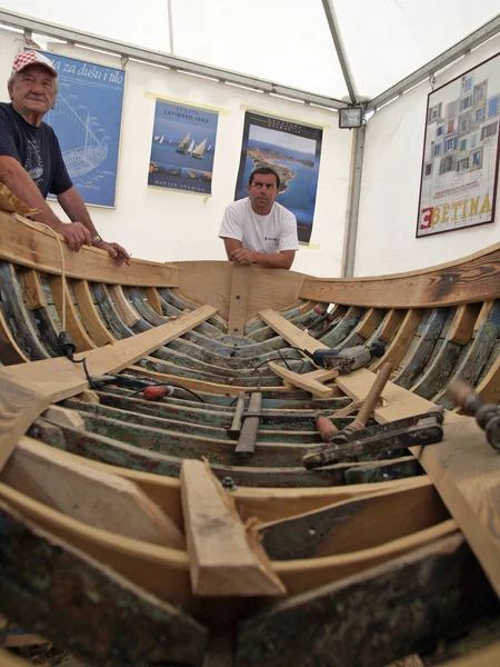 Brest, Francja - 16 lipca 2008: Chorwacki stoczniowców tradycyjnej pracy na przywrócenie starej drewnianej łodzi podczas festiwalu morskiego — Zdjęcie stockowe