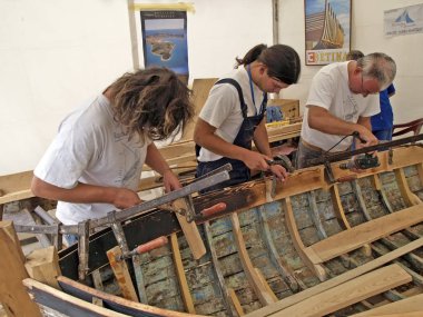 Brest, Fransa - 14 Temmuz 2008: Hırvat geleneksel gemi eski bir ahşap tekne restorasyon Denizcilik Festivali sırasında üzerinde çalışıyoruz