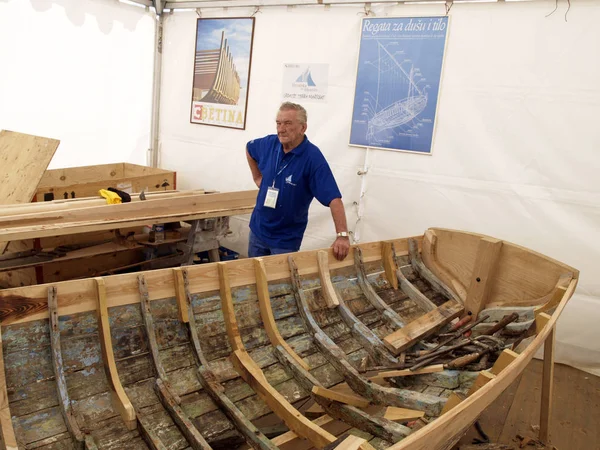 Brest France July 2008 Croatian Traditional Shipbuilder Poses Leaning Old — Stock Photo, Image