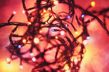 Gerçek kar üzerinde Noel çelenk. Noel ışıkları. Yüksek ISO.