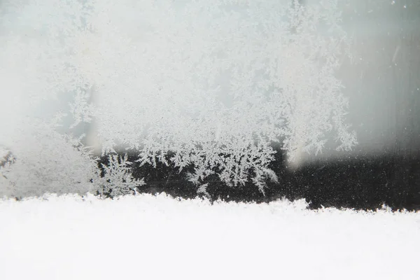 Fundo da janela congelado com flocos de neve . — Fotografia de Stock