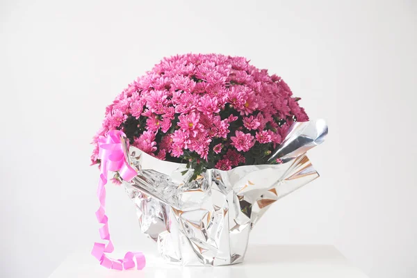분홍색 국화의 선물 꽃다발 — 스톡 사진