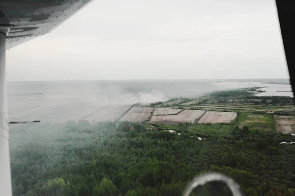 L'avion vole pour éteindre un feu naturel . — Photo