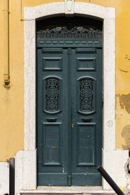 Lizbon St George Castle yakınındaki güzel eski kapı
