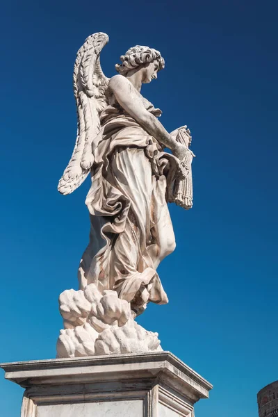 Angelo con fruste sul ponte di Sant'Angelo a Roma — Foto Stock