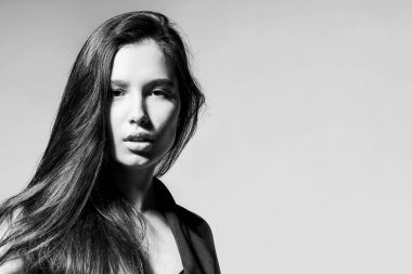 güzel genç kahverengi saçlı kadın