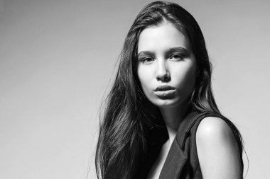 Güzel esmer kadın.