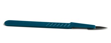 Tek seferlik mavi neşter beyaz arkaplanda izole edilmiş.