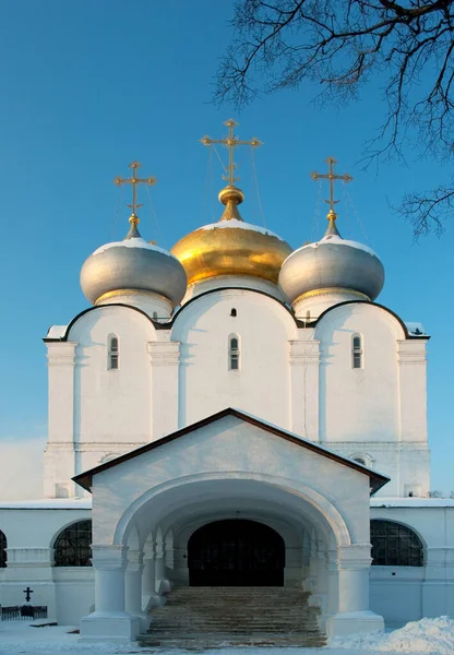 Mavi Gökyüzünün Altındaki Altın Kubbeler Kilisesi — Stok fotoğraf