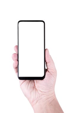 Adamın sağ eli beyaz arka planda izole edilmiş boş ekranlı bir akıllı telefonu tutuyor.
